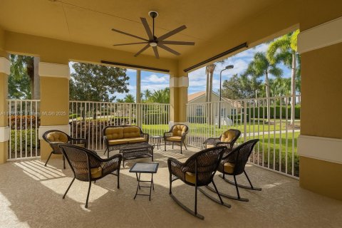 House in Boynton Beach, Florida 2 bedrooms, 136.66 sq.m. № 1950926 - photo 13