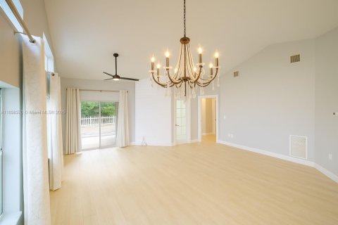 House in Boynton Beach, Florida 2 bedrooms, 136.66 sq.m. № 1950926 - photo 3