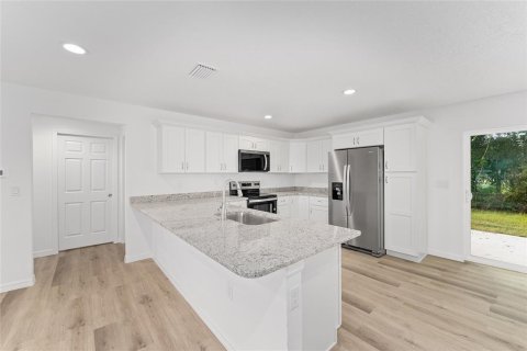House in Silver Springs Shores, Florida 3 bedrooms, 116.22 sq.m. № 2206415 - photo 18