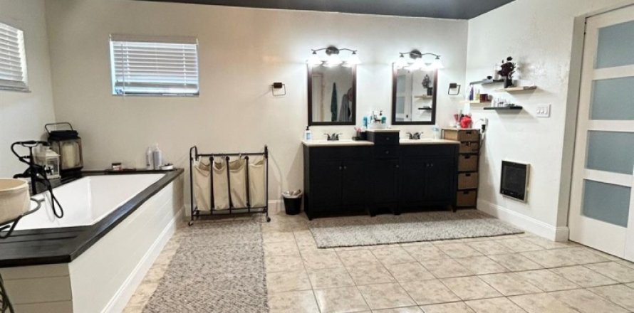 House in Moore Haven, Florida 2 bedrooms, 215.9 sq.m. № 1155504