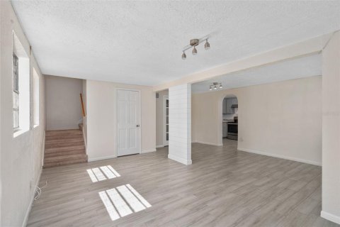 House in Orlando, Florida 5 bedrooms, 242.1 sq.m. № 1793607 - photo 6