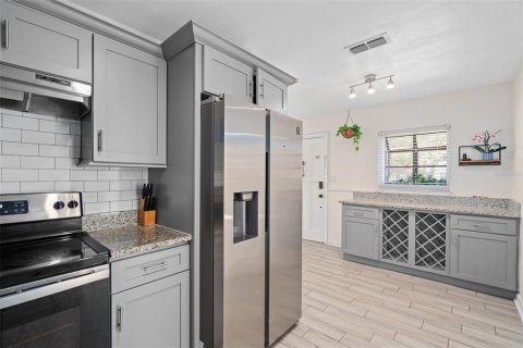 House in Orlando, Florida 5 bedrooms, 242.1 sq.m. № 1793607 - photo 3