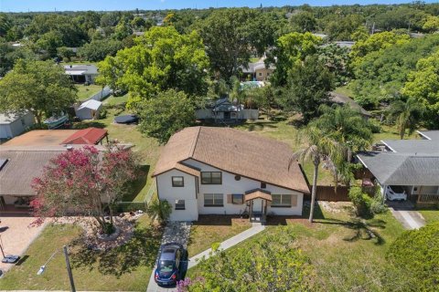 House in Orlando, Florida 5 bedrooms, 242.1 sq.m. № 1793607 - photo 18
