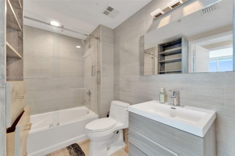 Condo in Miami, Florida, 1 bedroom  № 1813945 - photo 15