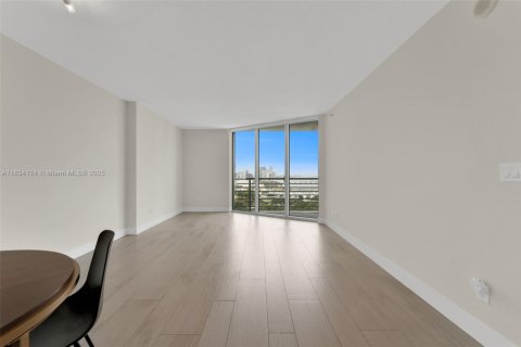 Condo in Miami, Florida, 1 bedroom  № 1813945 - photo 14