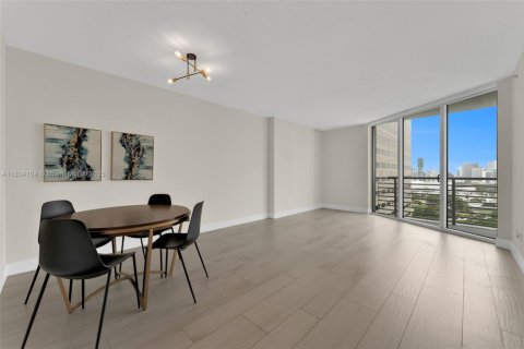 Condo in Miami, Florida, 1 bedroom  № 1813945 - photo 8