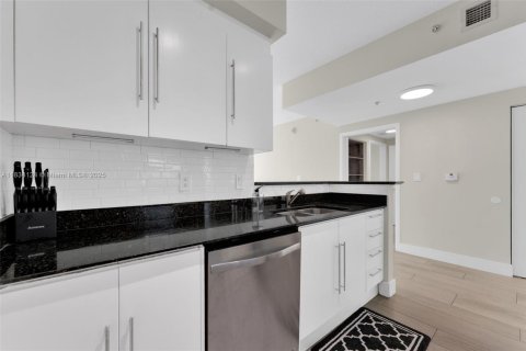 Condo in Miami, Florida, 1 bedroom  № 1813945 - photo 7