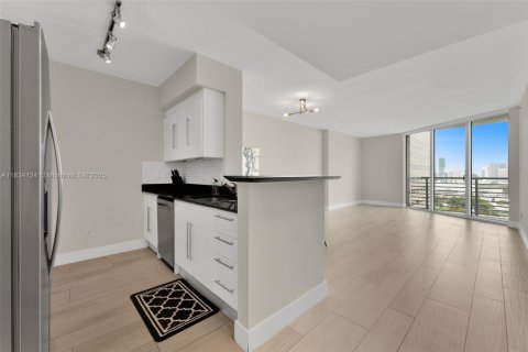 Condo in Miami, Florida, 1 bedroom  № 1813945 - photo 3