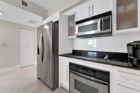 Condo in Miami, Florida, 1 bedroom  № 1813945 - photo 6