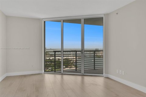 Condo in Miami, Florida, 1 bedroom  № 1813945 - photo 10