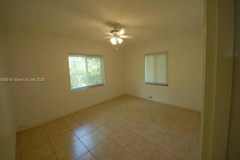 House in Miami, Florida 3 bedrooms, 96.25 sq.m. № 1970775 - photo 3