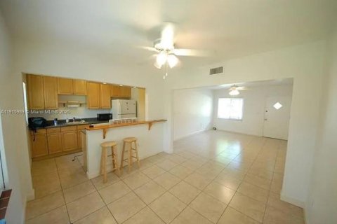 House in Miami, Florida 3 bedrooms, 96.25 sq.m. № 1970775 - photo 6