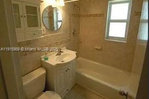 House in Miami, Florida 3 bedrooms, 96.25 sq.m. № 1970775 - photo 4