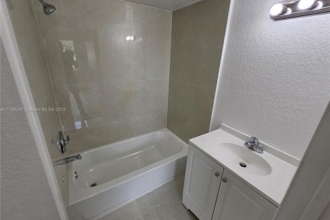 Touwnhouse à vendre à Miami, Floride: 3 chambres, 106.84 m2 № 2015342 - photo 25