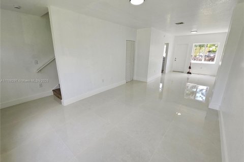 Touwnhouse à vendre à Miami, Floride: 3 chambres, 106.84 m2 № 2015342 - photo 2