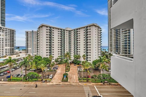 Condo in Hollywood, Florida, 1 bedroom  № 2086129 - photo 26