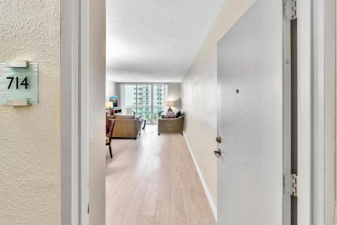Condo in Hollywood, Florida, 1 bedroom  № 2086129 - photo 11