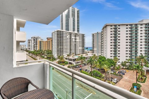 Condo in Hollywood, Florida, 1 bedroom  № 2086129 - photo 22