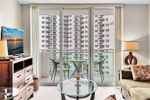 Condo in Hollywood, Florida, 1 bedroom  № 2086129 - photo 19