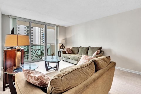 Condo in Hollywood, Florida, 1 bedroom  № 2086129 - photo 17