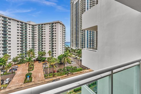 Condo in Hollywood, Florida, 1 bedroom  № 2086129 - photo 23