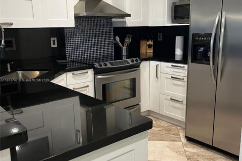 Condo in Miami Beach, Florida, 1 bedroom  № 1960911 - photo 7