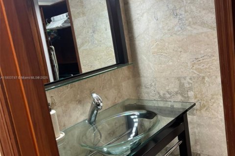 Condo in Miami Beach, Florida, 1 bedroom  № 1960911 - photo 14
