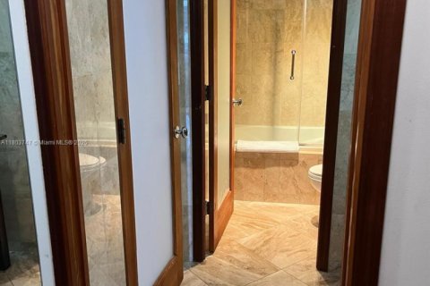 Condo in Miami Beach, Florida, 1 bedroom  № 1960911 - photo 15