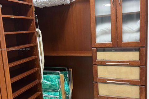 Condo in Miami Beach, Florida, 1 bedroom  № 1960911 - photo 17