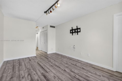 Condominio en venta en Miami, Florida, 1 dormitorio, 83.43 m2 № 2007333 - foto 19