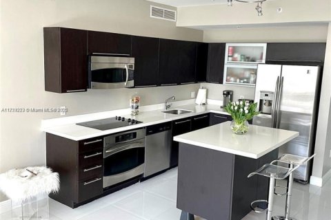 Condo in Miami, Florida, 2 bedrooms  № 1868165 - photo 6