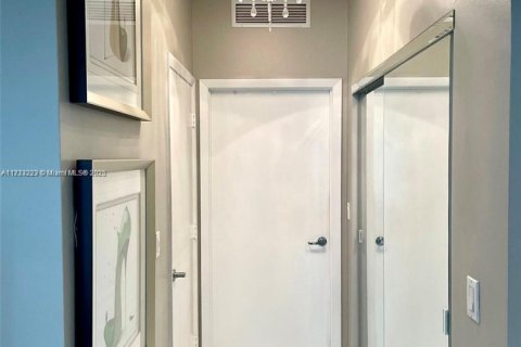 Condo in Miami, Florida, 2 bedrooms  № 1868165 - photo 8