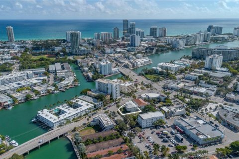Propiedad comercial en venta en Miami Beach, Florida, 439.61 m2 № 2439082 - foto 16