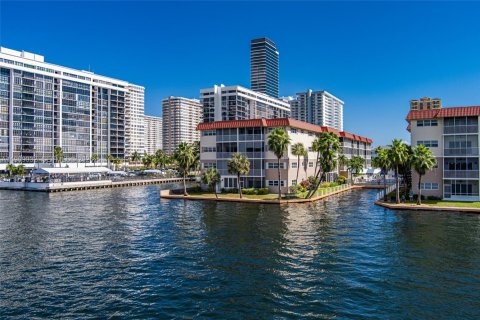 Condominio en venta en Hallandale Beach, Florida, 1 dormitorio, 67.26 m2 № 2078147 - foto 23