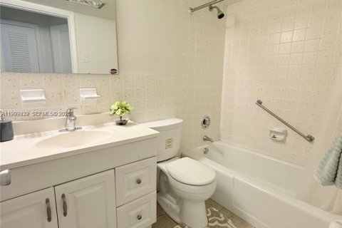 Condominio en venta en Hallandale Beach, Florida, 1 dormitorio, 67.26 m2 № 2078147 - foto 10