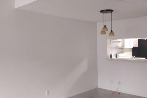 Townhouse in Tamarac, Florida 2 bedrooms, 95.32 sq.m. № 2083815 - photo 6
