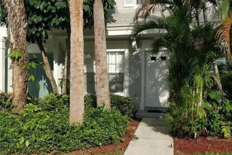 Townhouse in Tamarac, Florida 2 bedrooms, 95.32 sq.m. № 2083815 - photo 2