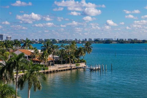 Condominio en venta en Miami, Florida, 2 dormitorios, 215.53 m2 № 1982033 - foto 1