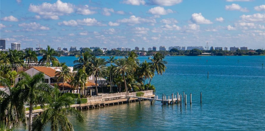 Condominio en Miami, Florida, 2 dormitorios  № 1982033