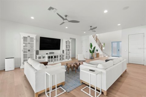 House in Largo, Florida 5 bedrooms, 416.67 sq.m. № 2432696 - photo 18