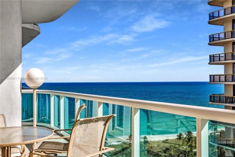 Condo in Bal Harbour, Florida, 2 bedrooms  № 1703583 - photo 9