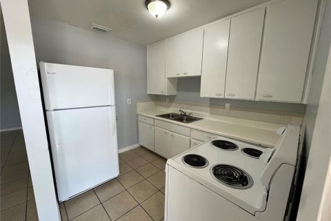 House in Winter Haven, Florida 3 bedrooms, 85.01 sq.m. № 2277317 - photo 8