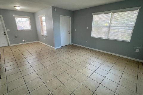 House in Winter Haven, Florida 3 bedrooms, 85.01 sq.m. № 2277317 - photo 3