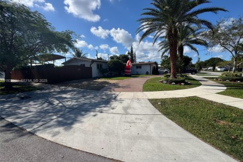 Casa en venta en Cutler Bay, Florida, 3 dormitorios, 154.22 m2 № 1992382 - foto 2