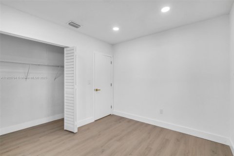 Casa en venta en Miami Gardens, Florida, 3 dormitorios, 94.2 m2 № 1974137 - foto 18