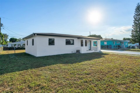 Casa en venta en Miami Gardens, Florida, 3 dormitorios, 94.2 m2 № 1974137 - foto 4