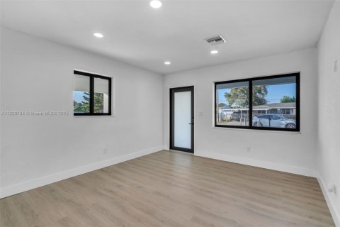 Casa en venta en Miami Gardens, Florida, 3 dormitorios, 94.2 m2 № 1974137 - foto 8