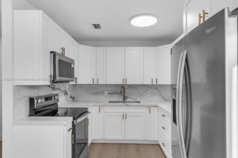 Casa en venta en Miami Gardens, Florida, 3 dormitorios, 94.2 m2 № 1974137 - foto 12