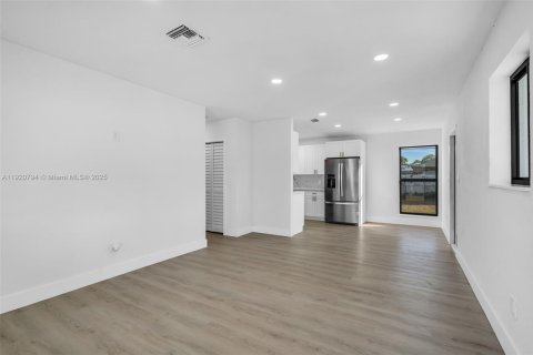 Casa en venta en Miami Gardens, Florida, 3 dormitorios, 94.2 m2 № 1974137 - foto 9