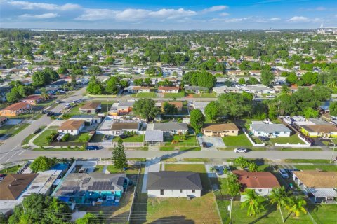 Casa en venta en Miami Gardens, Florida, 3 dormitorios, 94.2 m2 № 1974137 - foto 27